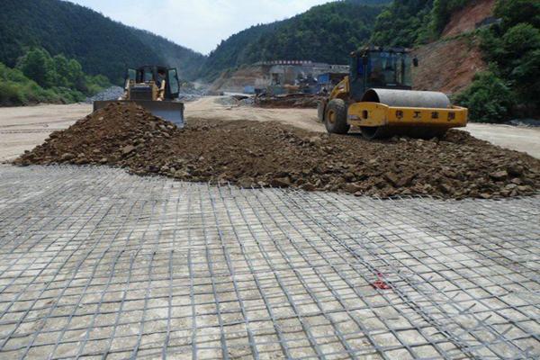 在高速公路修建时铺设钢塑土工格栅能起到什么作用呢？  第3张