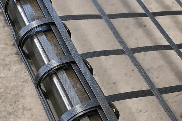 土工格栅在铺设时搭接边缘处应该怎么压脚固定呢？  第2张