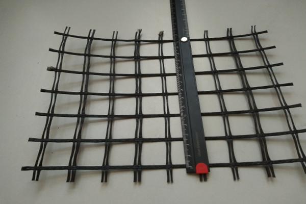 在防洪护堤中为什么使用土工格栅呢？  第1张