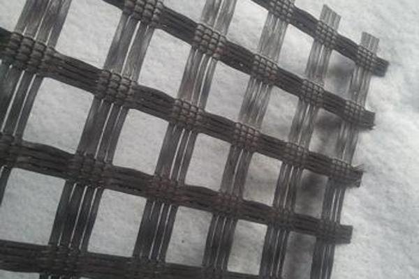 玻纤土工格栅性能解析：了解其特点与优势  第3张