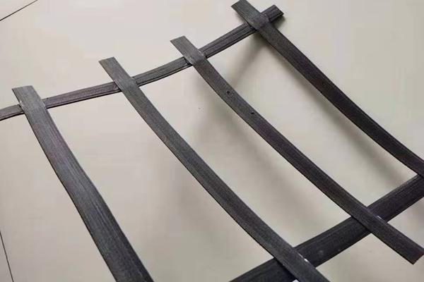 高韧性聚酯纱线集束土工格栅的优点  第1张