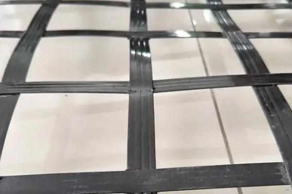 高韧性聚酯纱线集束土工格栅在边坡防护工程中的应用  第1张